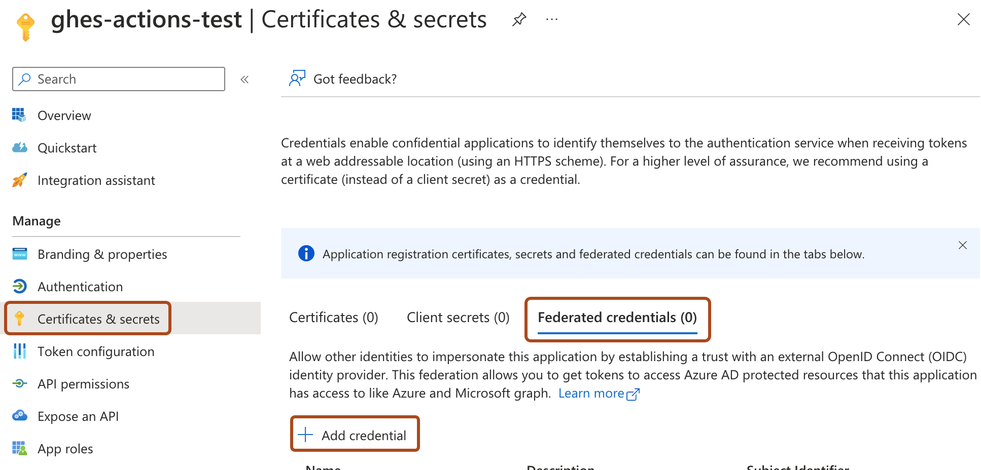 Captura de tela da página para gerenciar "Certificados e segredos". O link da página, a guia "Federated credentials" e o botão "Add credential" estão contornados.