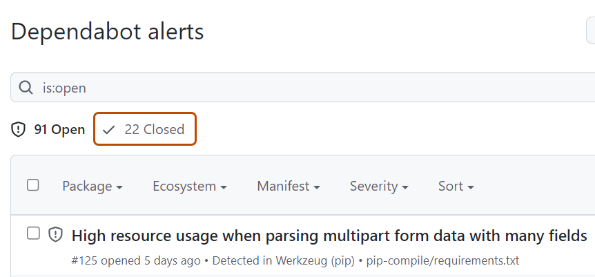 Capture d’écran montrant la liste des Dependabot alerts avec l’onglet « Fermé » mis en évidence avec un encadré orange foncé.