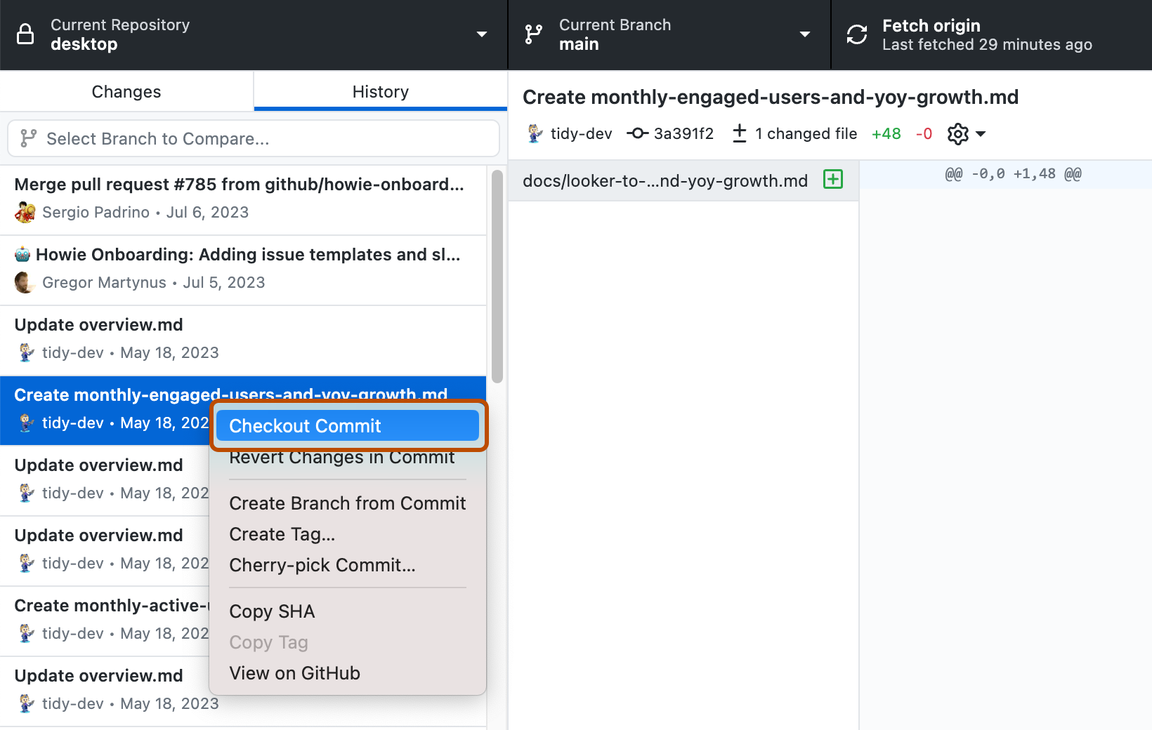 [History] タブのコミット一覧のスクリーンショット。コミットの横にあるコンテキスト メニューにある [Checkout Commit] オプションがオレンジ色の枠線で囲まれています。