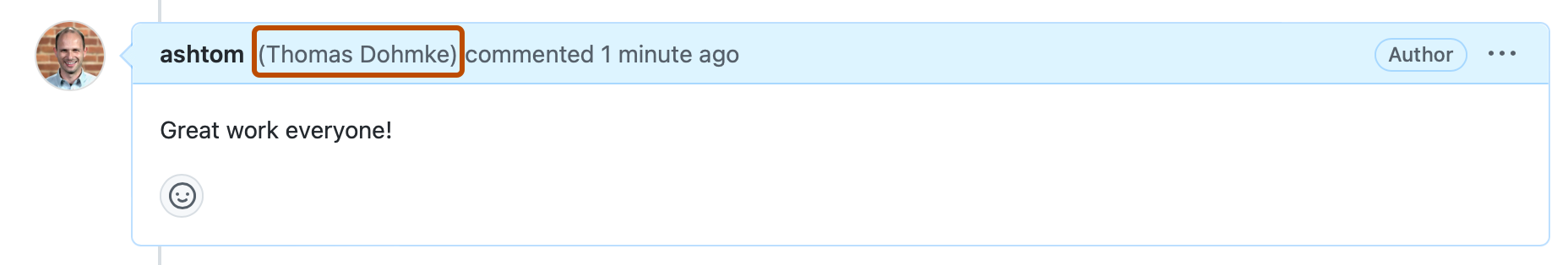 issue コメントのスクリーンショット。 ヘッダーには、"ashtom (Thomas Dohmke) が 1 分前にコメントしました" と表示されており、"(Thomas Dohmke)" が濃いオレンジ色の枠線で囲まれています。