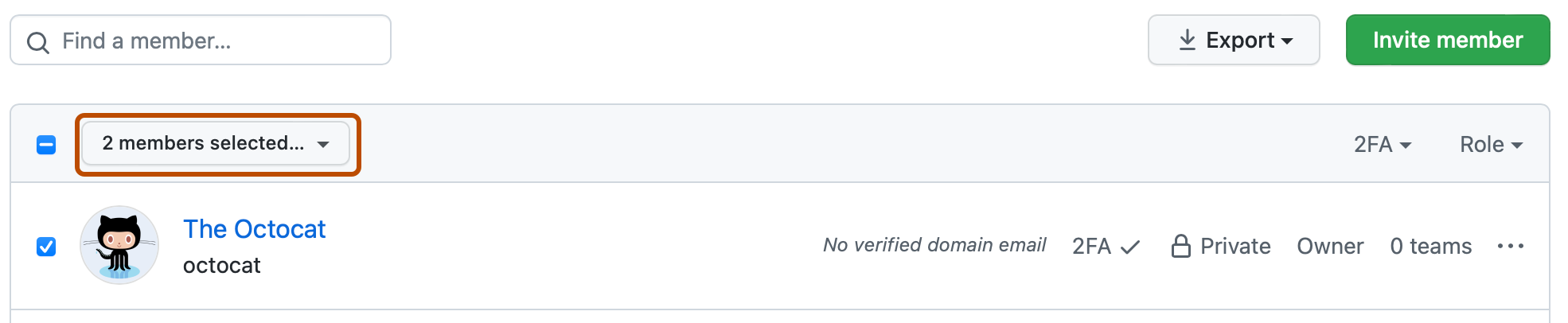 Organization メンバーの一覧のスクリーンショット。 一覧の上で "2 名のメンバーが選ばれています..." というラベルの付いたドロップダウン メニューが濃いオレンジ色の枠線で強調表示されています。