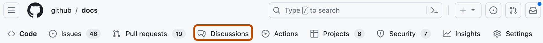 Captura de tela das guias em um repositório GitHub. A opção "Discussões" está contornada em laranja escuro.