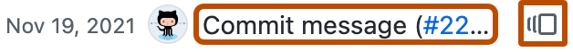 Screenshot eines Commits in der Blame-Ansicht, die Commitnachricht und das Versionssymbol sind dunkelorange umrandet.