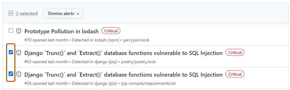 Screenshot der Ansicht für Dependabot alerts. zwei Warnungen sind ausgewählt, und die Kontrollkästchen sind orange umrandet.
